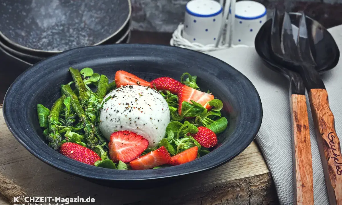 Ein Teller mit Burrata, Erdbeeren und grünem Spargel – Inspiration für leichte Burrata Rezepte.