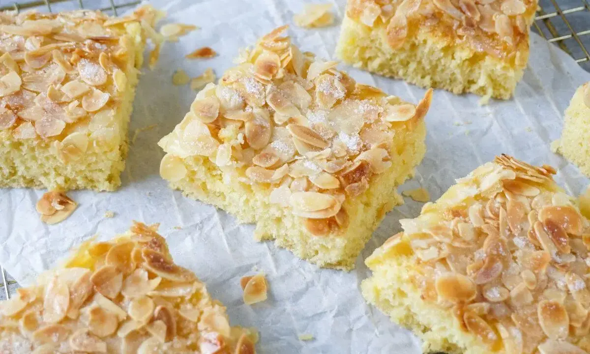 Omas saftiger Buttermilchkuchen, goldbraun gebacken und mit knusprigen Mandelblättchen bestreut. Ein Genuss!