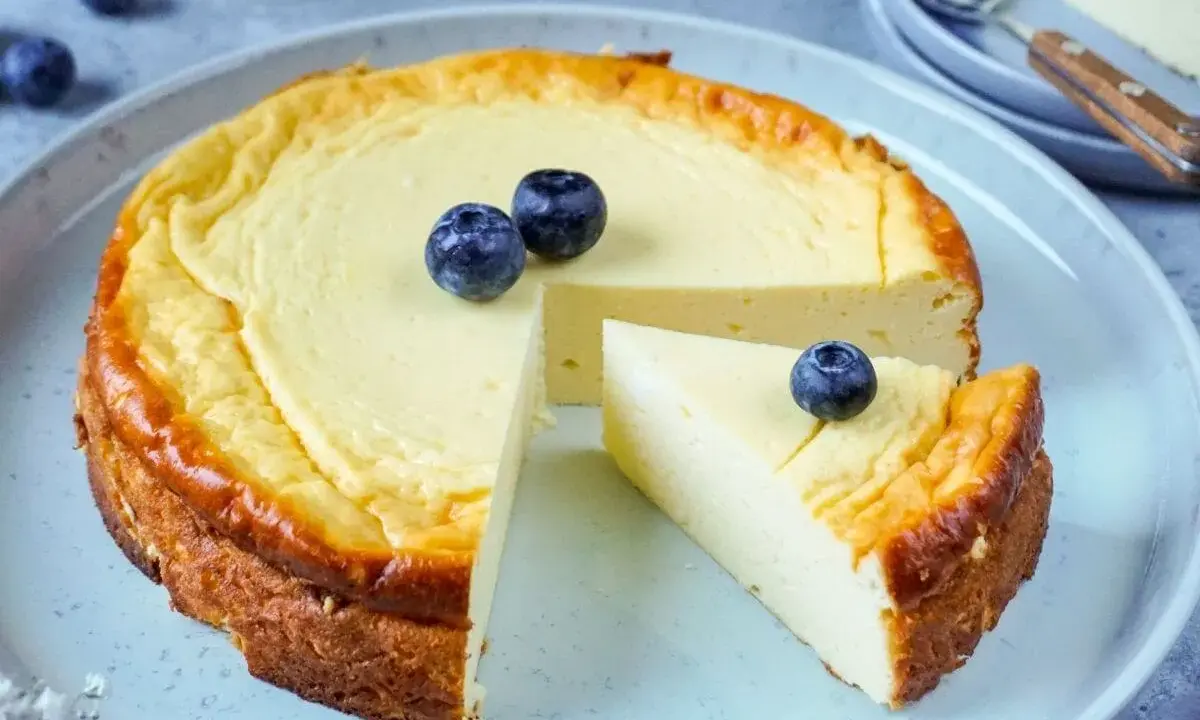 Ein cremiger Kuchen ohne Zucker, garniert mit frischen Blaubeeren. Ein Genuss für alle, die auf Süße verzichten möchten.