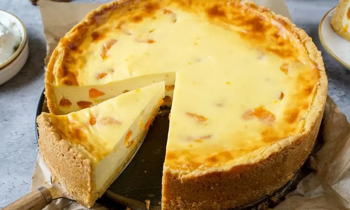Ein cremiger Schmandkuchen mit Fruchtstücken, der sich gut einfrieren lässt.
