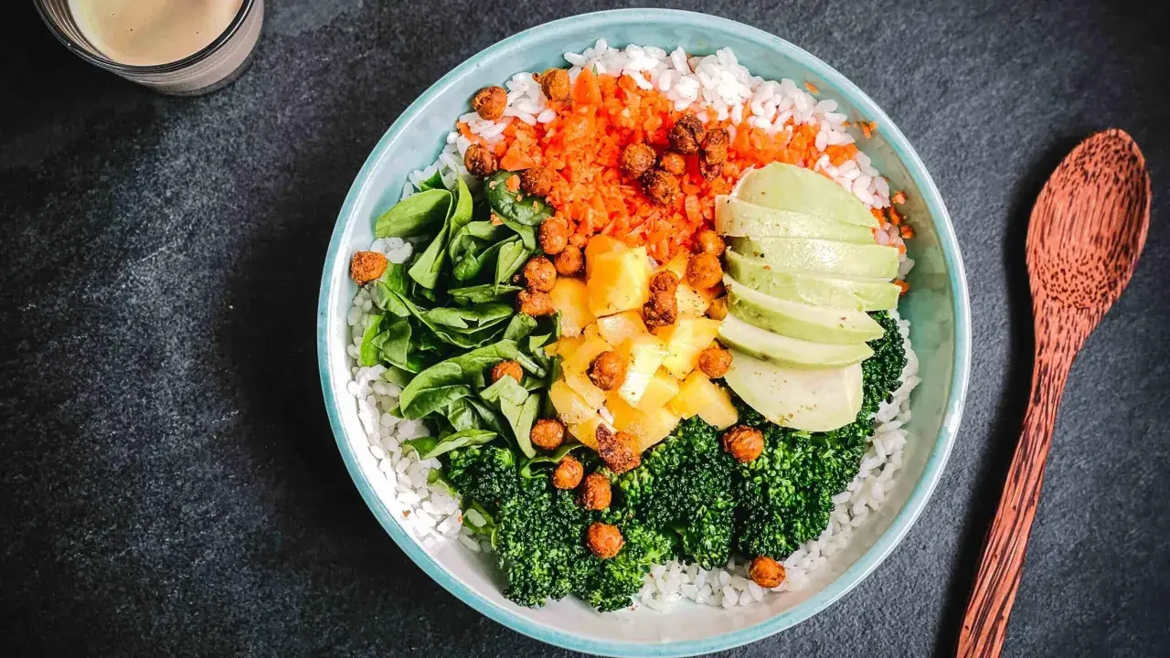 Bunter Bowl mit Reis, Brokkoli, Spinat, Karotten, Ananas, Kichererbsen und Avocado. Perfekt für reizdarm rezepte mittagessen.