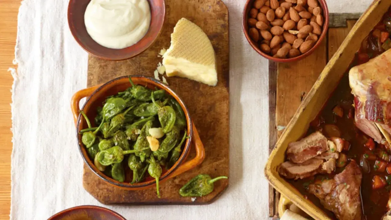 Leckere Tapas-Rezepte: Gebratene grüne Paprika, Käse, Mandeln und ein Braten.