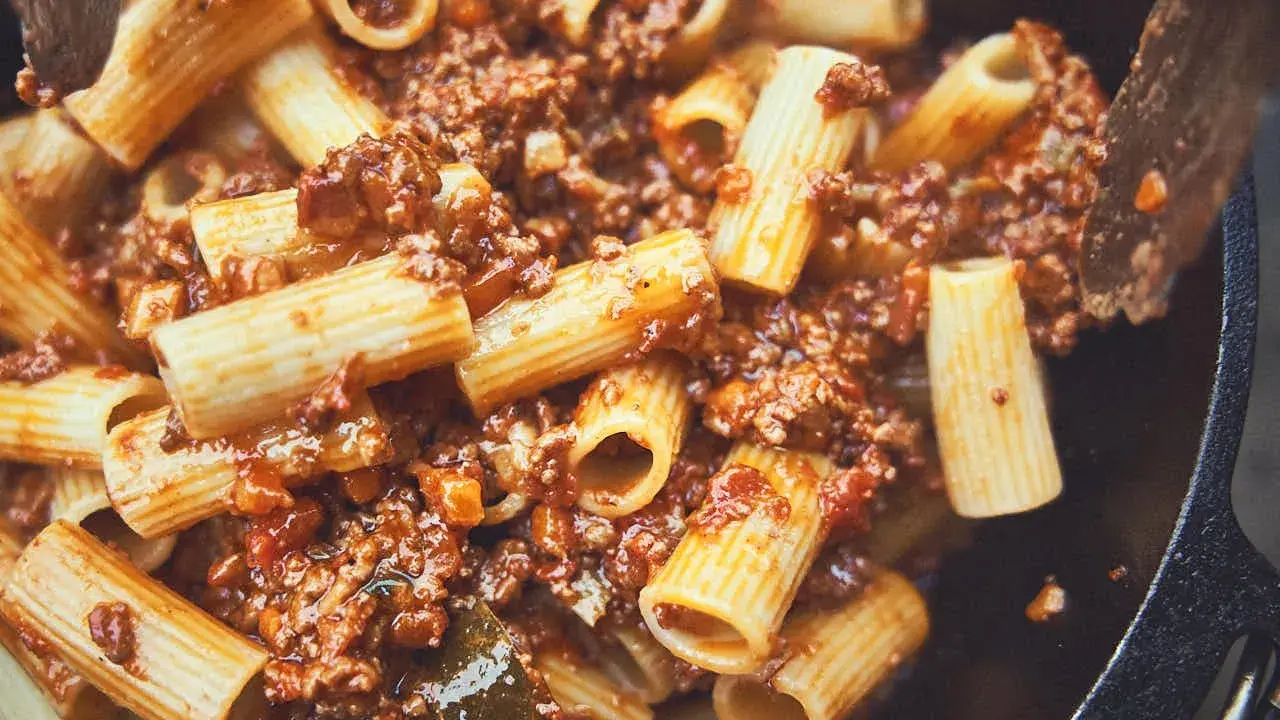 Herzhafte Rigatoni mit Bolognese-Sauce, zubereitet im Dutch Oven.