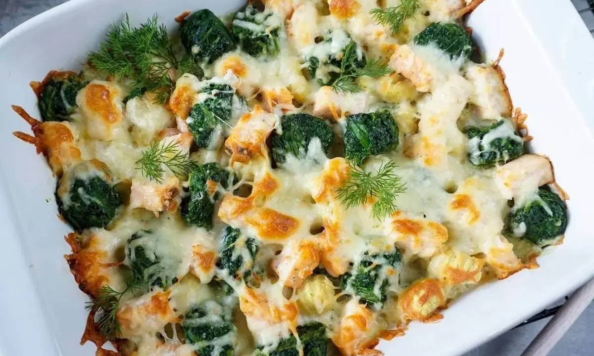 Überbackener Lachs mit Brokkoli und Spinat, ein leckeres Gericht, das sich gut für Rezepte bei Gicht eignet.