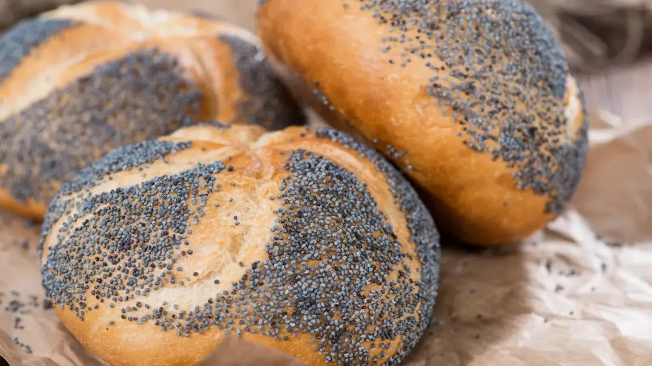 Frische Brötchen mit Mohn bestreut. Ist Mohn gesund? Ja, Mohn ist reich an Mineralstoffen und gesunden Fetten.