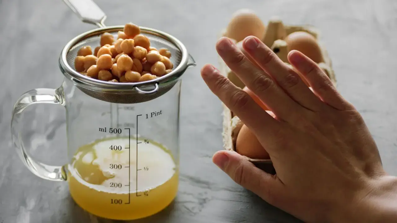 Kichererbsenwasser in einem Messbecher und Eier im Karton. Perfekt für veganes ei ersatz backen.