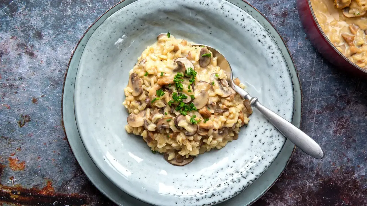 Cremiges Pilzrisotto, perfekt für ein gemütliches Abendessen. Dieses Risotto Rezept ist einfach und köstlich.
