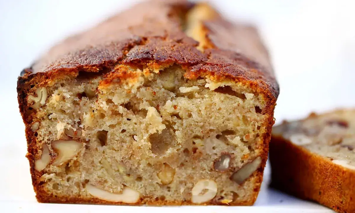 Saftiges Bananenbrot mit vielen Bananen und Nüssen, frisch gebacken und bereit zum Genießen.