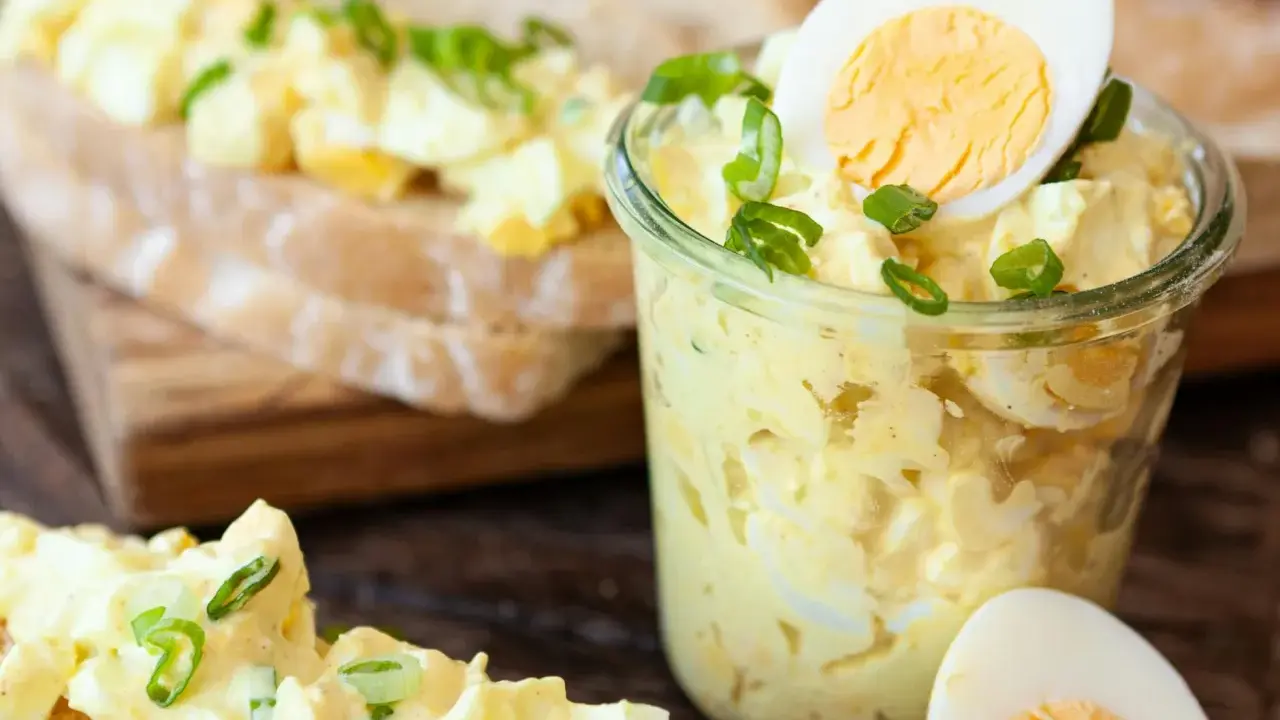 Cremiger Eiersalat mit Schnittlauch, serviert im Glas und auf Brot. Ein einfaches eiersalat rezept für jeden Tag.