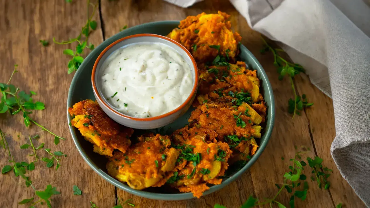 Knusprige, zerdrückte Kartoffeln mit Kräutern und einem cremigen Dip. Ein köstlicher smashed potato salat für jeden Anlass.
