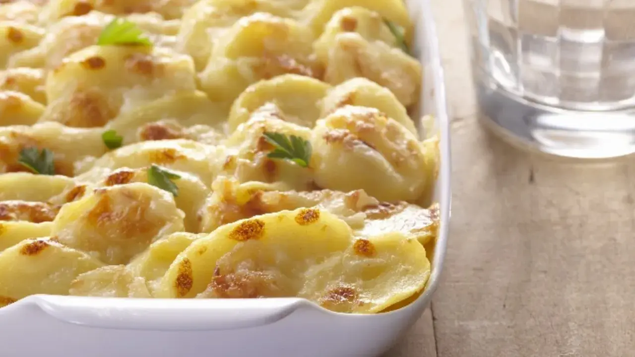 Ein köstliches Kartoffelgratin ohne Sahne, goldbraun gebacken und mit Petersilie garniert. Perfekt für ein leichtes Abendessen.
