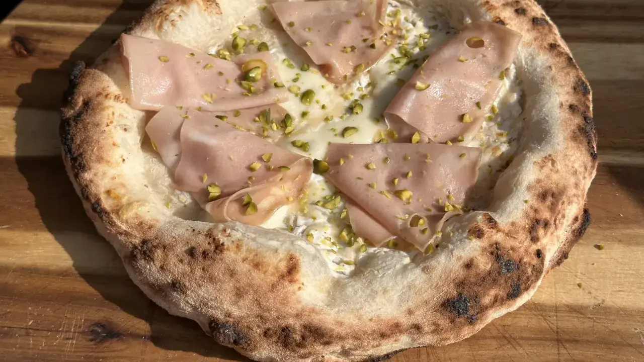 Pizza mit Mortadella und Pistazien. Perfekt, wenn man den pizzateig am vortag machen möchte.