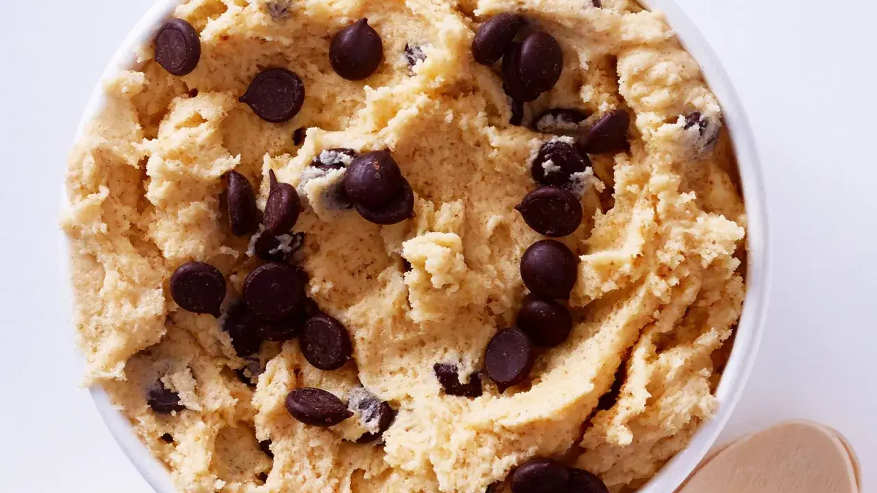 Leckeres Cookie Dough Rezept mit vielen Schokostückchen in einer Schüssel. Perfekt zum Naschen!