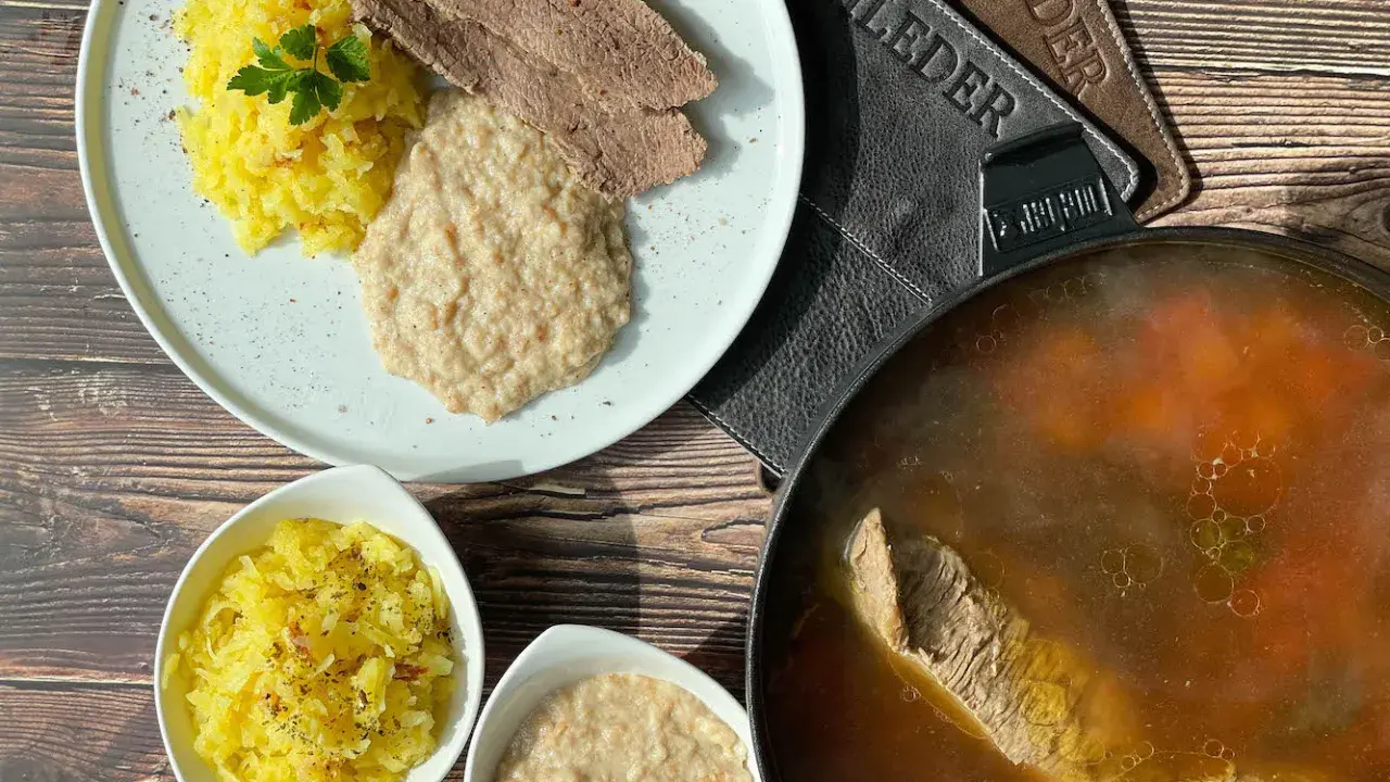 Tafelspitz in Brühe im Dutch Oven, dazu Kartoffelrösti und Apfelmus.