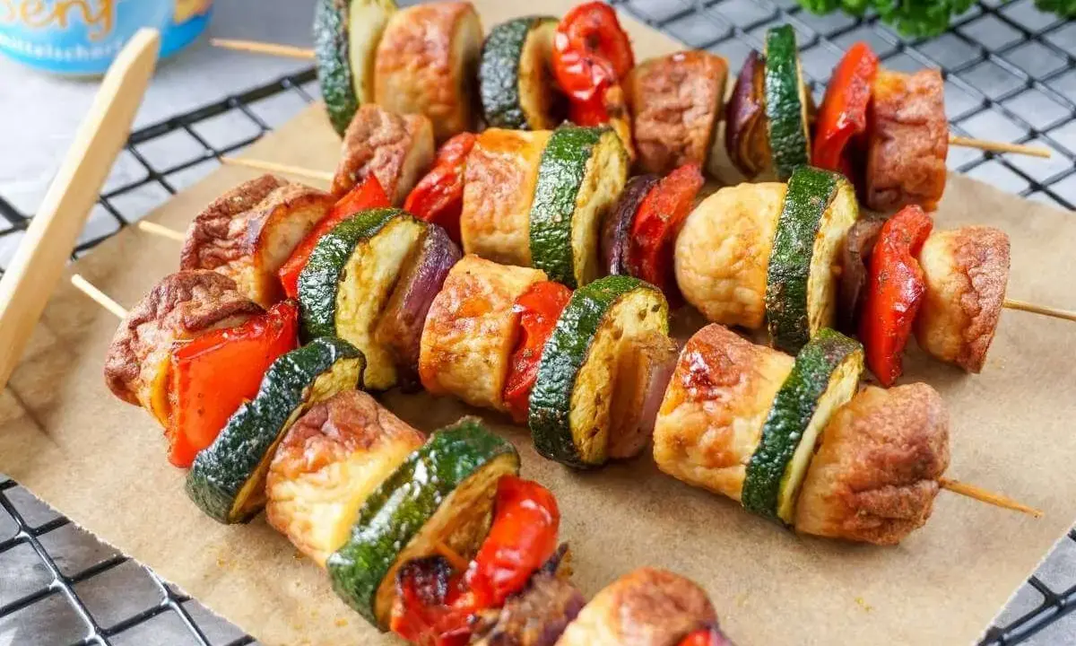 Bratwurst-Spieße mit Zucchini, Paprika und Zwiebeln – eine köstliche Resteverwertung vom Grill.