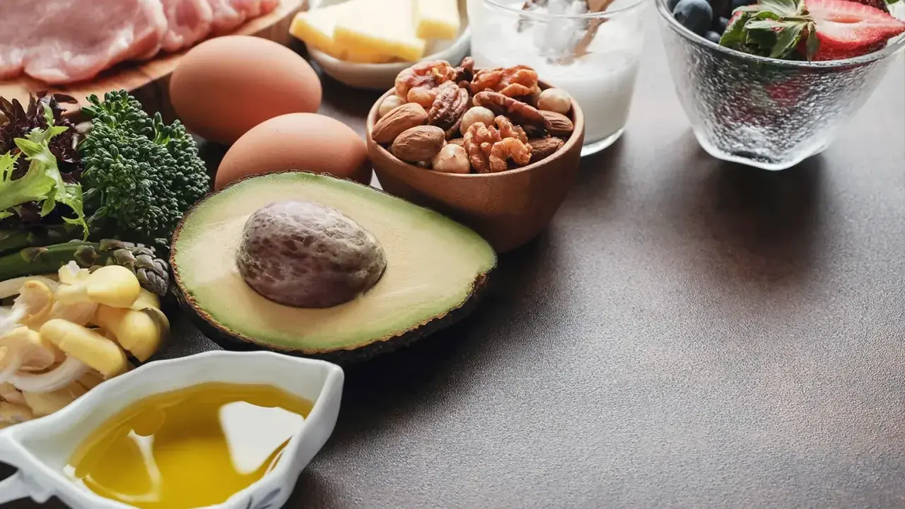 Fleisch, Eier, Avocado, Nüsse, Beeren und Gemüse – Zutaten für eine leckere low carb Mahlzeit.