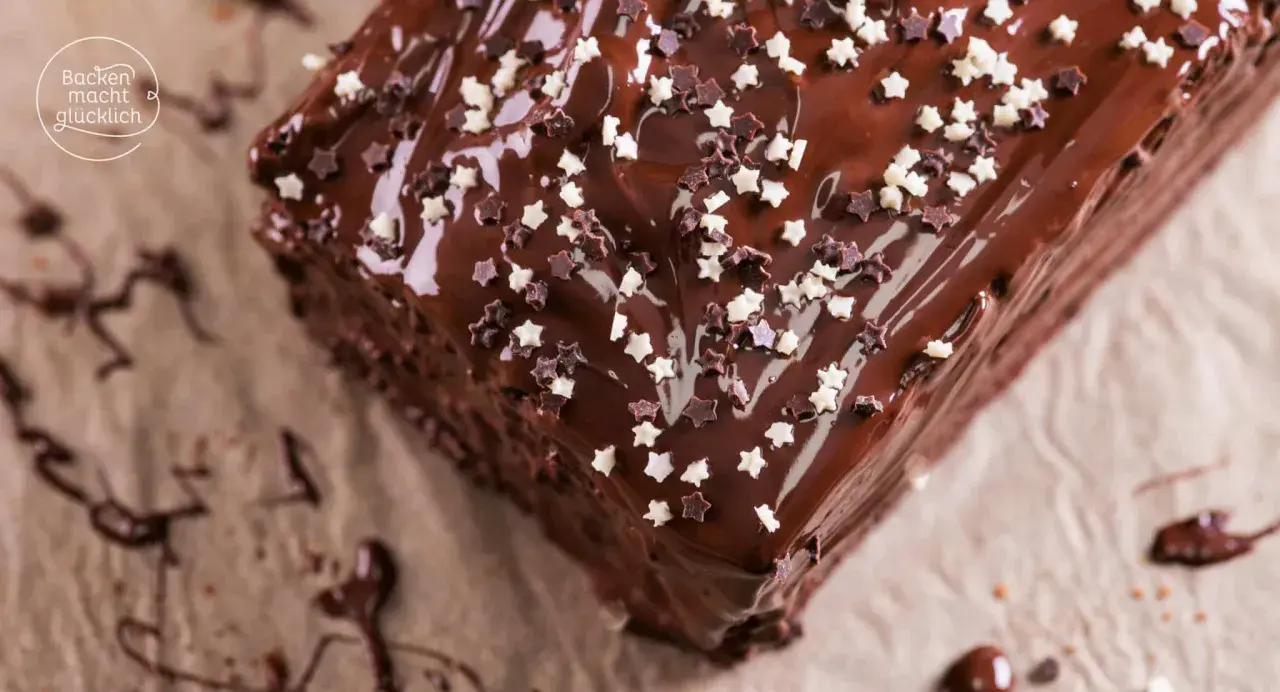 Ein saftiger Schokokuchen mit glänzender Glasur und Sternchen-Streuseln. Perfekt für dein nächstes Schokokuchen Rezept!