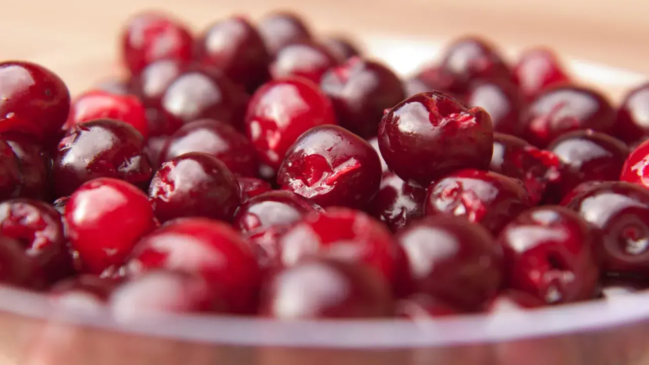 Ein Haufen glänzender, entkernter Kirschen, bereit für Kuchen oder Marmelade.