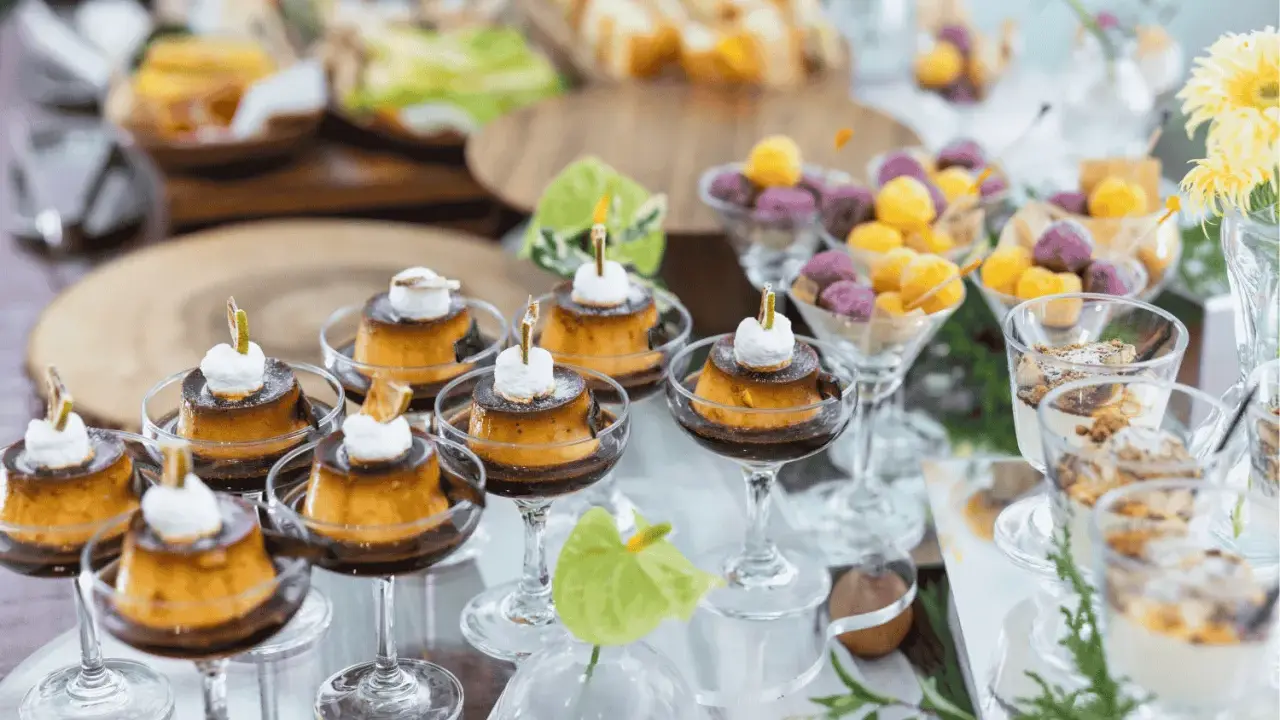 Köstliches Dessertbuffet für eine sommerparty essen 20 personen: Cremige Puddings, bunte Kugeln und süße Leckereien in Gläsern.