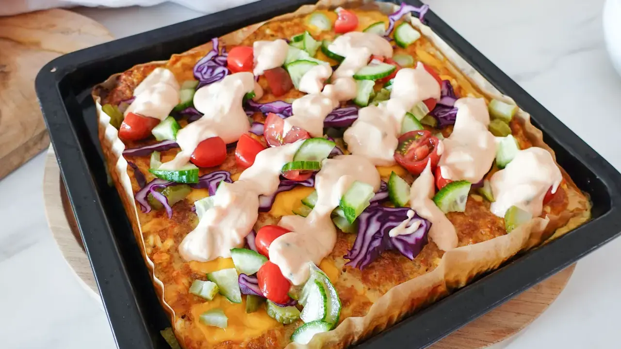 Herzhafte Quiche mit viel Gemüse und einer cremigen Sauce. Perfekt für gesunde Rezepte zum Abnehmen, die satt machen und schmecken.