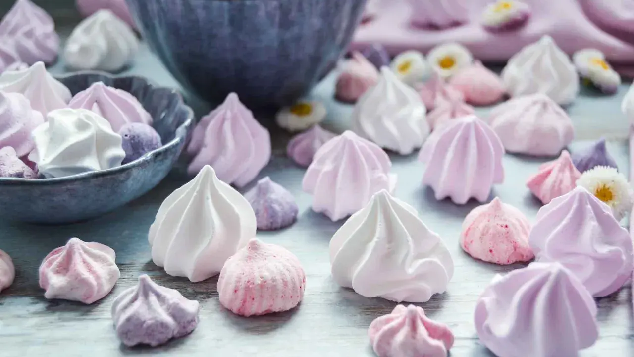 Zarte Baiser in Rosa- und Lilatönen, die Lust machen, sie selber zu machen. Ein süßer Traum!
