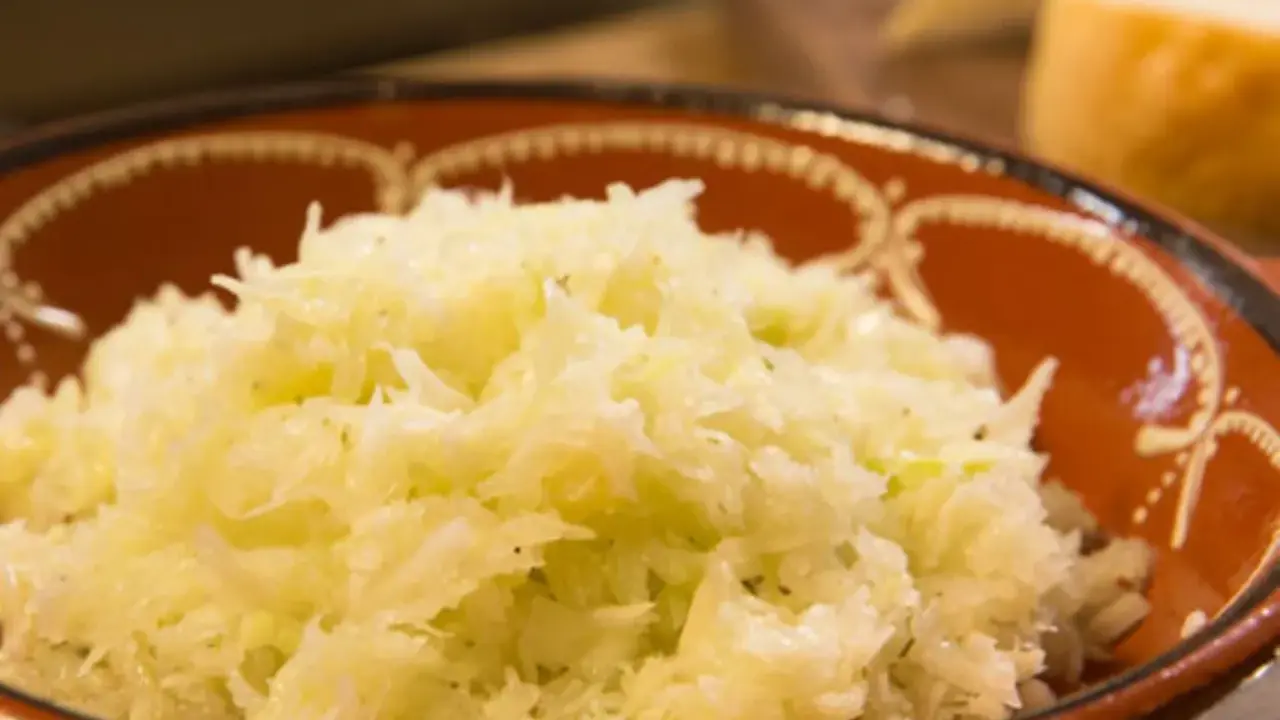 Ein original griechischer Krautsalat, frisch und knackig, serviert in einer rustikalen Tonschale.