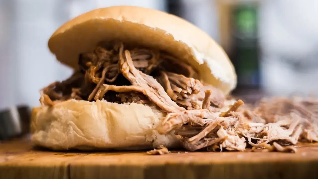 Saftiges Pulled Pork auf einem Brötchen, ein schnelles Rezept für Genießer.
