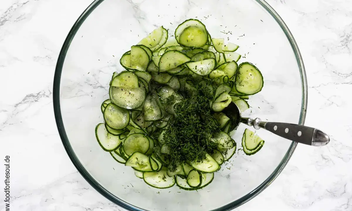 Frischer Gurkensalat mit Essig und Dill, wie ihn Oma macht. Perfekt als Beilage!