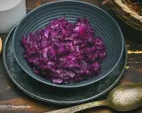 Schmoriger Rotkohl, perfekt für Ihr nächstes rotkohl rezept. Serviert in einer dunklen Schüssel mit einer antiken Löffel.
