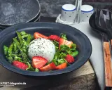 Ein Teller mit Burrata, Erdbeeren und grünem Spargel – Inspiration für leichte Burrata Rezepte.