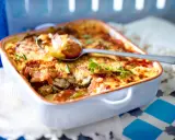 Herzhaftes Moussaka Rezept Original Griechisch, goldbraun überbacken mit Käse und frischen Kräutern, serviert in einer Auflaufform.