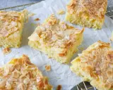 Omas saftiger Buttermilchkuchen, goldbraun gebacken und mit knusprigen Mandelblättchen bestreut. Ein Genuss!