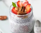 Keto Chia Pudding im Glas mit Erdbeeren, Pekannüssen und Mandelbutter. Ein gesunder Start in den Tag!