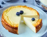 Ein cremiger Kuchen ohne Zucker, garniert mit frischen Blaubeeren. Ein Genuss für alle, die auf Süße verzichten möchten.