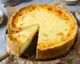 Ein cremiger Schmandkuchen mit Fruchtstücken, der sich gut einfrieren lässt.