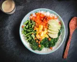 Bunter Bowl mit Reis, Brokkoli, Spinat, Karotten, Ananas, Kichererbsen und Avocado. Perfekt für reizdarm rezepte mittagessen.