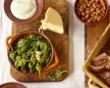 Leckere Tapas-Rezepte: Gebratene grüne Paprika, Käse, Mandeln und ein Braten.
