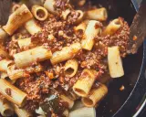 Herzhafte Rigatoni mit Bolognese-Sauce, zubereitet im Dutch Oven.