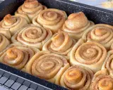 Frisch gebackene Zimtschnecken im Blech, bereit für das Zimtschnecken Rezept. Sie duften nach Zimt und Zucker.