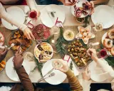 Festliches weihnachtsessen einen tag vorher vorbereiten: Braten, Gemüse, Käseplatte und Gebäck auf dem Tisch.