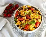 Mediterraner Salat mit getrockneten Tomaten und Rucola, garniert mit Mandeln und frischen Kirschtomaten. Ein leichter Genuss.