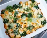 Überbackener Lachs mit Brokkoli und Spinat, ein leckeres Gericht, das sich gut für Rezepte bei Gicht eignet.