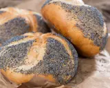 Frische Brötchen mit Mohn bestreut. Ist Mohn gesund? Ja, Mohn ist reich an Mineralstoffen und gesunden Fetten.