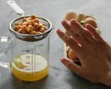 Kichererbsenwasser in einem Messbecher und Eier im Karton. Perfekt für veganes ei ersatz backen.