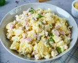 Omas Kartoffelsalat mit Mayonnaise, garniert mit Petersilie. Ein Klassiker, der immer schmeckt!