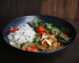 Ein köstliches Thai Curry Rezept mit Reis, gebratenem Tofu, Chili und frischen Kräutern in einer cremigen Sauce.
