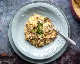 Cremiges Pilzrisotto, perfekt für ein gemütliches Abendessen. Dieses Risotto Rezept ist einfach und köstlich.