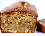Saftiges Bananenbrot mit vielen Bananen und Nüssen, frisch gebacken und bereit zum Genießen.
