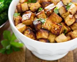 Knusprig gebratene Tofuwürfel in einer Schüssel, garniert mit Petersilie. Eine gesunde und leckere Option!