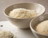Zwei Schalen mit Paniermehl. Der sichtbare Unterschied zwischen Panko und normalem Paniermehl wird hier deutlich.
